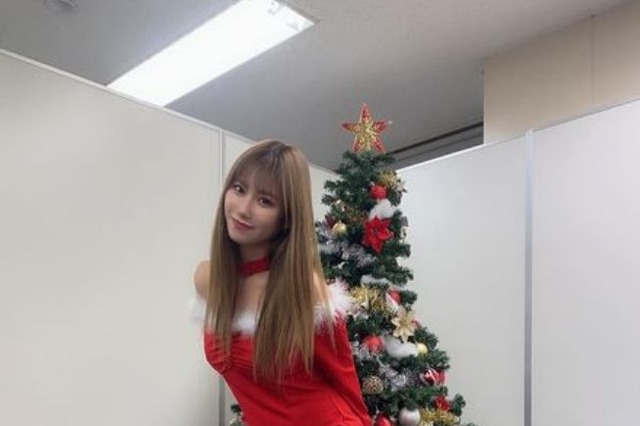 NMB48・石田優美、超ミニのセクシーサンタコスチューム姿を披露 画像