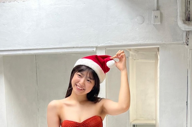 吉田莉桜、サンタ帽×赤ビキニでクリスマス感たっぷりのセクシーカット公開 画像