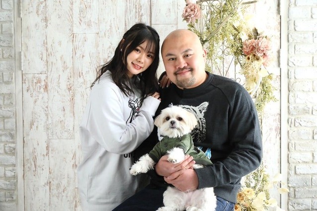 「バズってくれ~~」鬼越・坂井の妻・早乙女ゆみの、夫&愛犬との家族写真を公開 画像