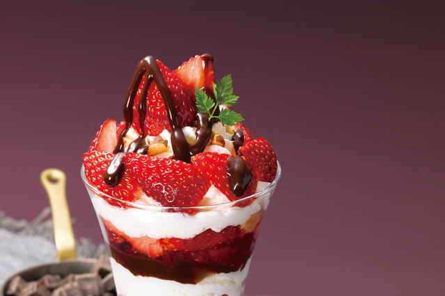 ロイヤルホスト、人気商品「ホットファッジサンデー」といちごをかけ合わせた新スイーツ発売 画像
