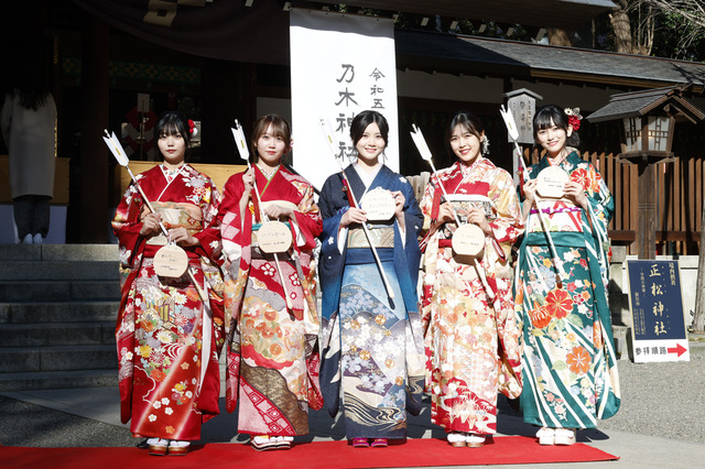 乃木坂46、20歳メンバーが乃木神社で晴れ着姿お披露目 画像