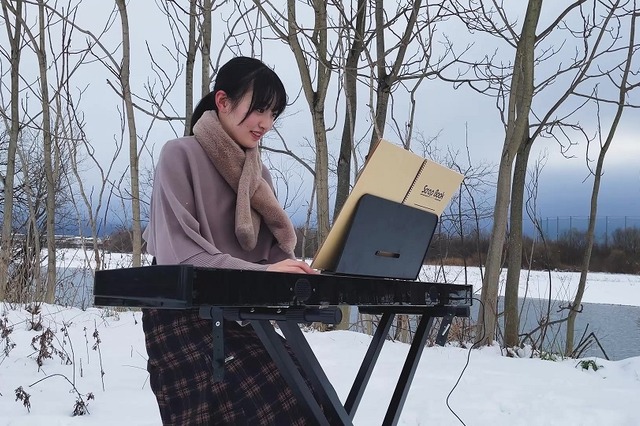 櫻坂46 三期生、2人目「小島凪紗」のVlog公開!特技はピアノ演奏、新雪ではしゃぐ姿も 画像