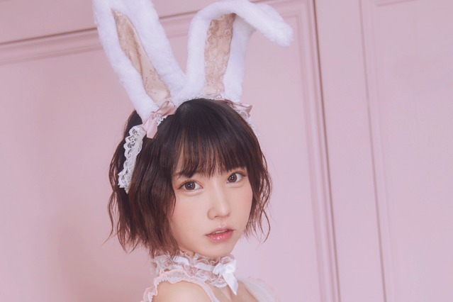 えなこ、「ぜーんぶピンク」の写真集発売！セクシーなバニー、メイド、チャイナ服姿を披露 画像