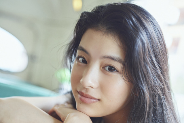 出口夏希、1st写真集発売決定!沖縄のビーチで健康的な美脚披露! 画像