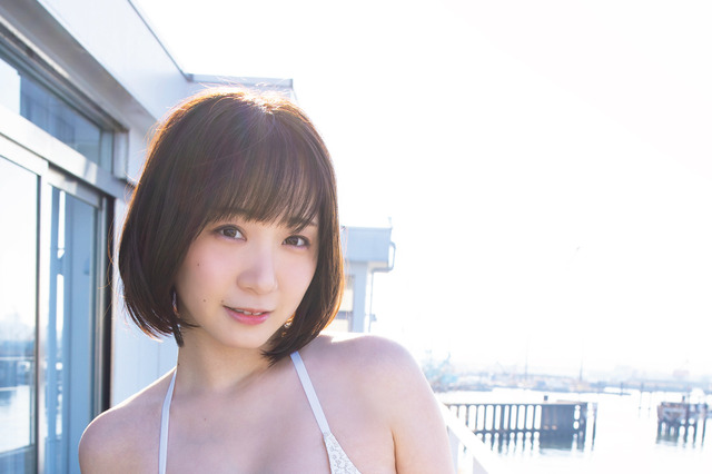 伊織もえ、過激な変形ワンピース水着で悩殺 画像