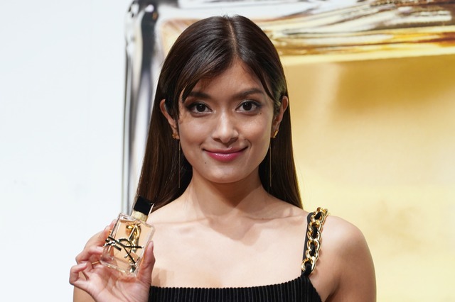 ローラ、ボディラインあらわな黒ドレスで登場…“JO1加入”に「いいよ！」と笑顔 画像