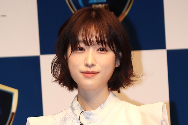 高橋ひかる、“清涼感ある”白のシースルーコーデでイベントに登壇! 画像