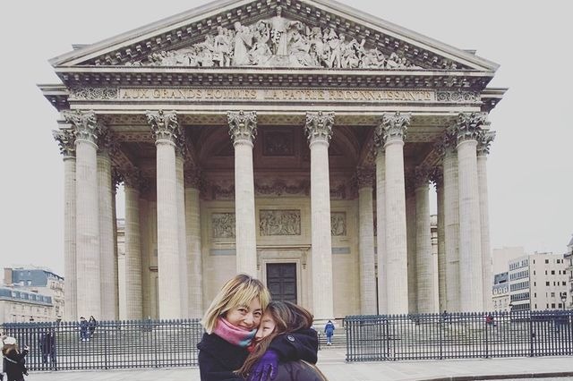 高岡早紀、パリで12歳長女をぎゅーっ！ハグツーショットに「何とも微笑ましい」「素敵すぎる母娘」の声 画像