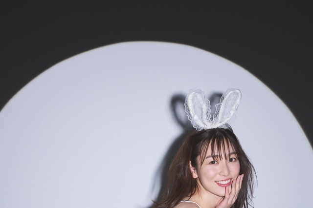 芸能界引退の宮下かな子、集大成の“作品集”発売！セクシーグラビアショットも 画像