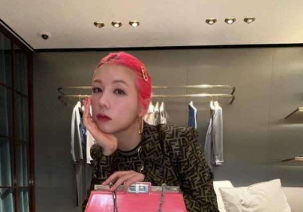 仲里依紗、ネオピンクヘアにFENDIファッション公開!「ダントツかわいい」 画像
