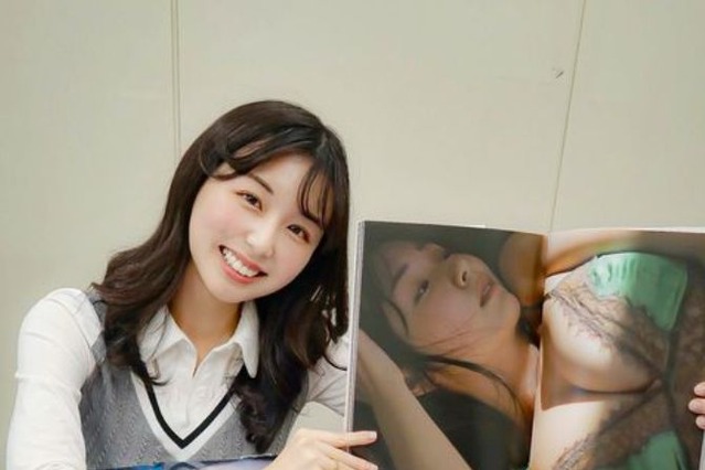 くりえみ、大量のサイン本とともに写真集発売記念イベントアピール！「感謝の気持ちでいっぱい」 画像