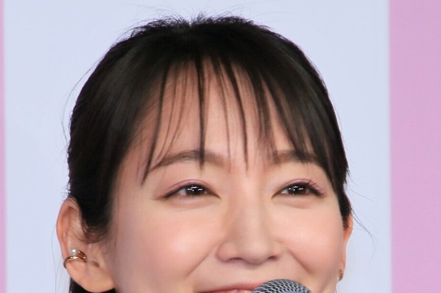 吉岡里帆、へそチラミニスカコーデに「神々しい」「この世の美の極致」の声 画像