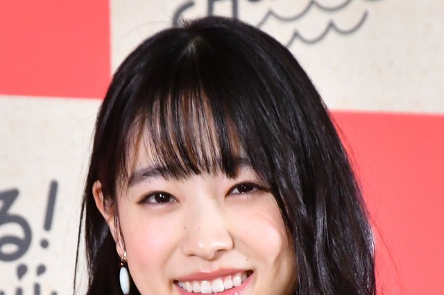 髙橋ひかる、超ミニスカ&シースルー衣装でセクシー! 画像