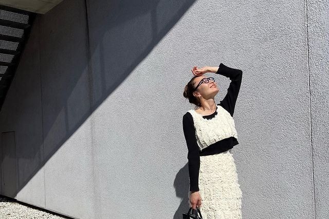 新山千春、お団子ヘア&オシャレなモノトーンコーデ披露! 画像