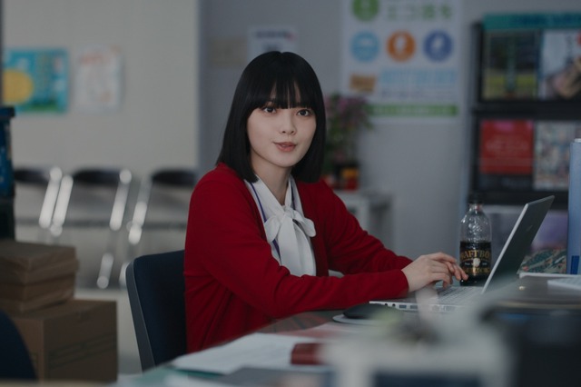 平手友梨奈、“宇宙人ヒラテ”として「クラフトボス」CMに初登場！ 画像