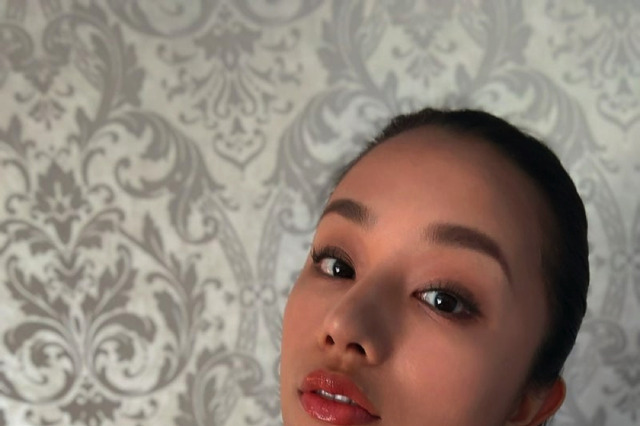 高橋メアリージュン、デコルテセクシーなワンピース姿公開 画像