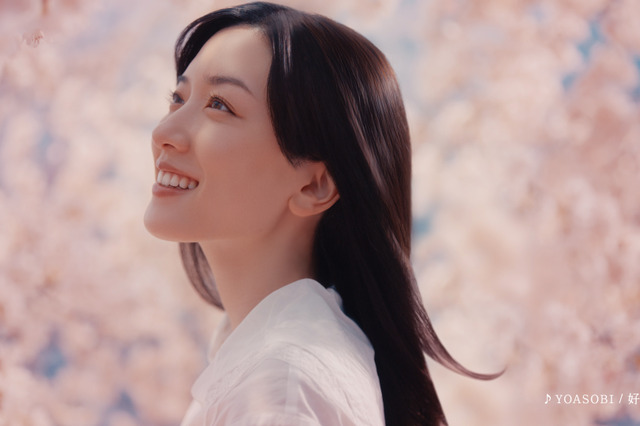 永野芽郁、桜を背景に美しい“絹髪”披露！ 画像