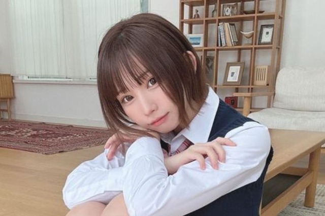 えなこ、制服姿のJKショットにファン歓喜！ 画像