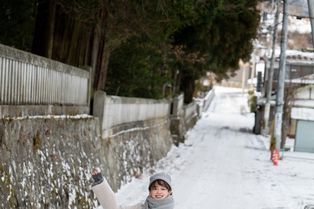 日向坂46・影山優佳、写真集から先行カット公開!雪景色の中で撮られた無邪気でキュートな1枚 画像