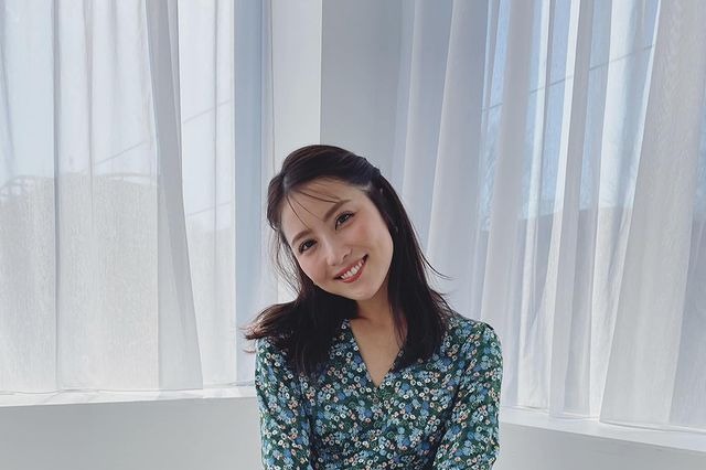 石川恋、レトロなフラワー柄&デニムの春コーデに「衝撃的可愛さ」の声! 画像