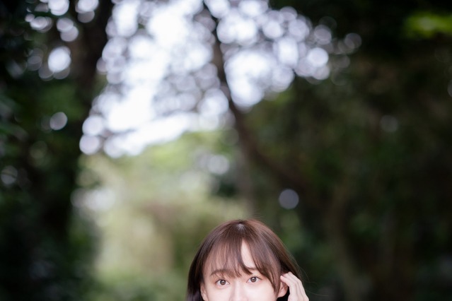 日向坂46・影山優佳、思い入れのある紺色ワンピショット公開!1st写真集から先行カット解禁 画像