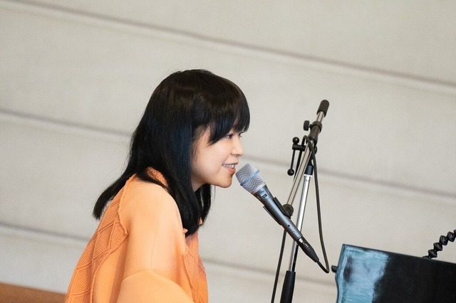 川嶋あい、卒業式でサプライズライブ!生ピアノ演奏で「旅立ちの日に・・・」披露 画像