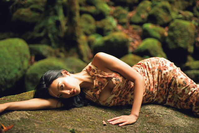 菜々緒、写真集が発売初日に再重版!記念に屋久島での神々しい雰囲気漂うカットが公開に 画像