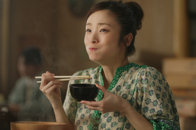 上戸彩出演、丸亀製麺の新TVCM公開!自慢の釜揚げうどんを堪能 画像