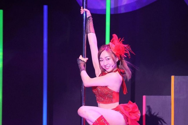 須田亜香里、ゴージャス&セクシーなポールダンス衣装姿を披露! 画像