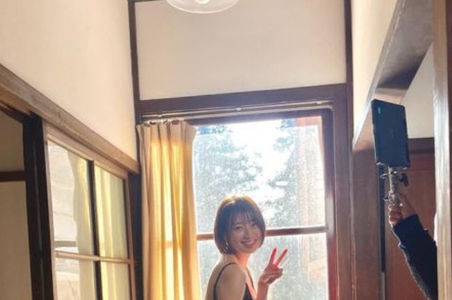 NMB48・安部若菜、色気たっぷりオフショット！黒水着×黒ストッキング×黒ヒール姿にファン興奮 画像