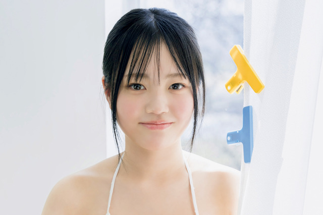 現役女子高生の新人グラドル・鈴原すず、初々しい白ビキニ姿を披露 画像