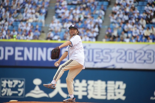 ムロツヨシ、初の始球式!大拍手とムロコールで会場大盛り上がり 画像
