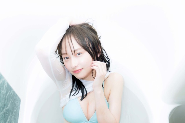 日向坂46・影山優佳、バスタブビキニカット公開！「一番緊張しました」 画像