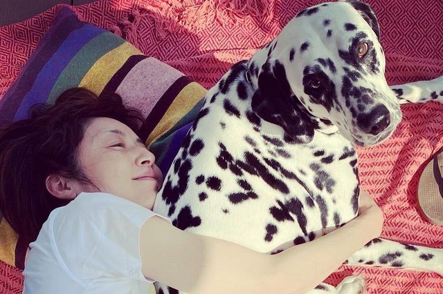 高岡早紀、愛犬とテラスで日向ぼっこ！ファン「ホッコリ」「気持ちよさそう～」 画像