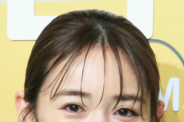 泉里香、ミニスカゴルフウェア姿で豪快スイング披露！「ナイスショット」「可愛いすぎる」 画像