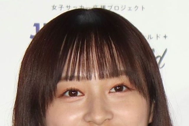 日向坂46・影山優佳、大胆カット公開!ランジェリー姿でPCチェック 画像