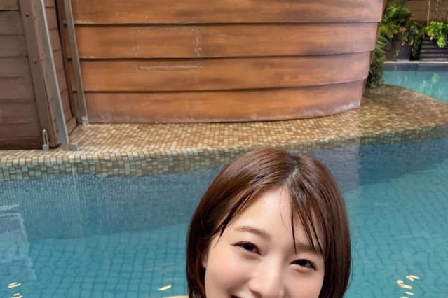 NMB48・安部若菜、プールではしゃぐビキニオフショット公開！写真集「愛される予感」から 画像