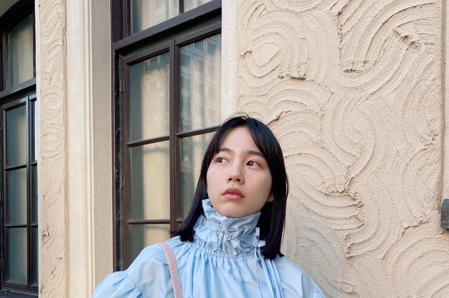 のん、“自作ブラウス”姿のおでかけショット公開!「素敵です」「よくお似合い」 画像