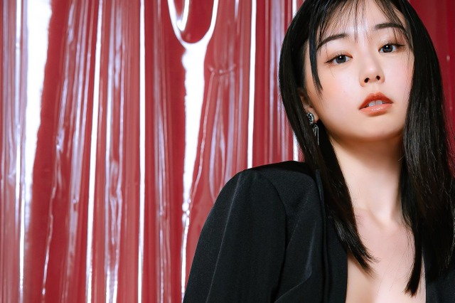 くりえみ、胸元ざっくりセクシーすぎる大胆カット公開 画像