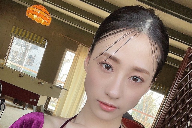 澄田綾乃、洗練された大人の色気見せる谷間ショット！ 画像