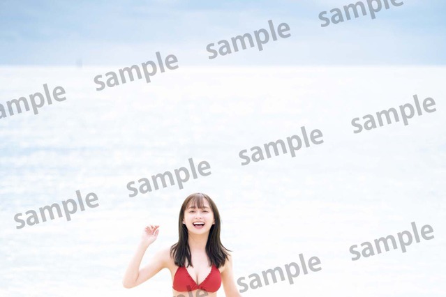 日向坂46・影山優佳、写真集封入特典カードに真っ赤な水着カット 画像