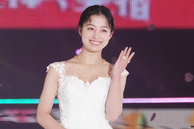 橋本環奈がウエディングドレス姿を披露、薬指のリングに会場から悲鳴!? 画像