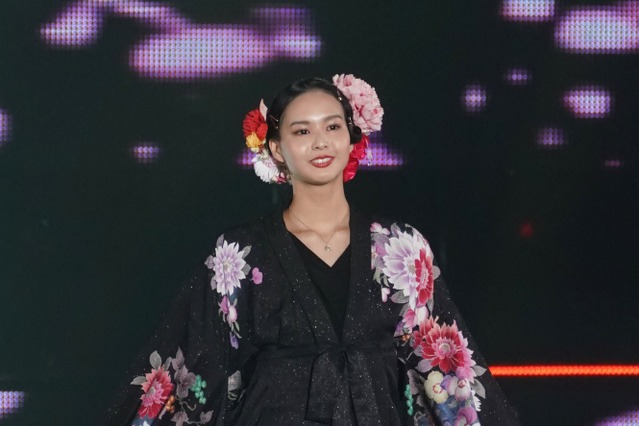 白河れい、着物を脱ぎ捨て華麗にウォーキング 画像
