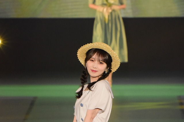 乃木坂46・与田祐希、ランウェイトップでウインク披露 画像