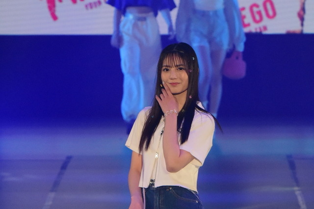 日向坂46・小坂菜緒、GirlsAwardで会場を魅了も「ちょっと緊張しています」 画像