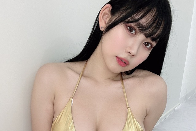 篠見星奈、リクエストに応えゴールドビキニで迫力ボディ披露 画像