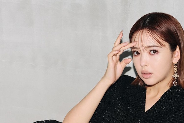 藤田ニコル、自身のブランドで大人かわいいミニスカやタイトワンピ姿披露 画像