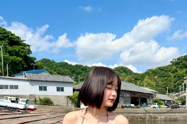 吉澤遥奈、圧倒的なセクシーボディ見せる！ビキニオフショットが公開に 画像