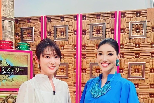 アンミカ、高島彩アナと色違いコーデ！対照的な着こなしを披露！ 画像