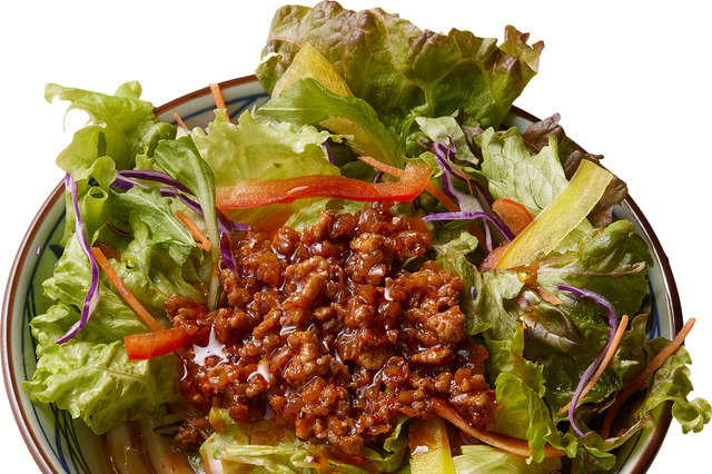 丸亀製麺初のサラダうどん誕生！初夏にぴったり「ピリ辛担々サラダうどん」「ごまだれサラダうどん」 画像